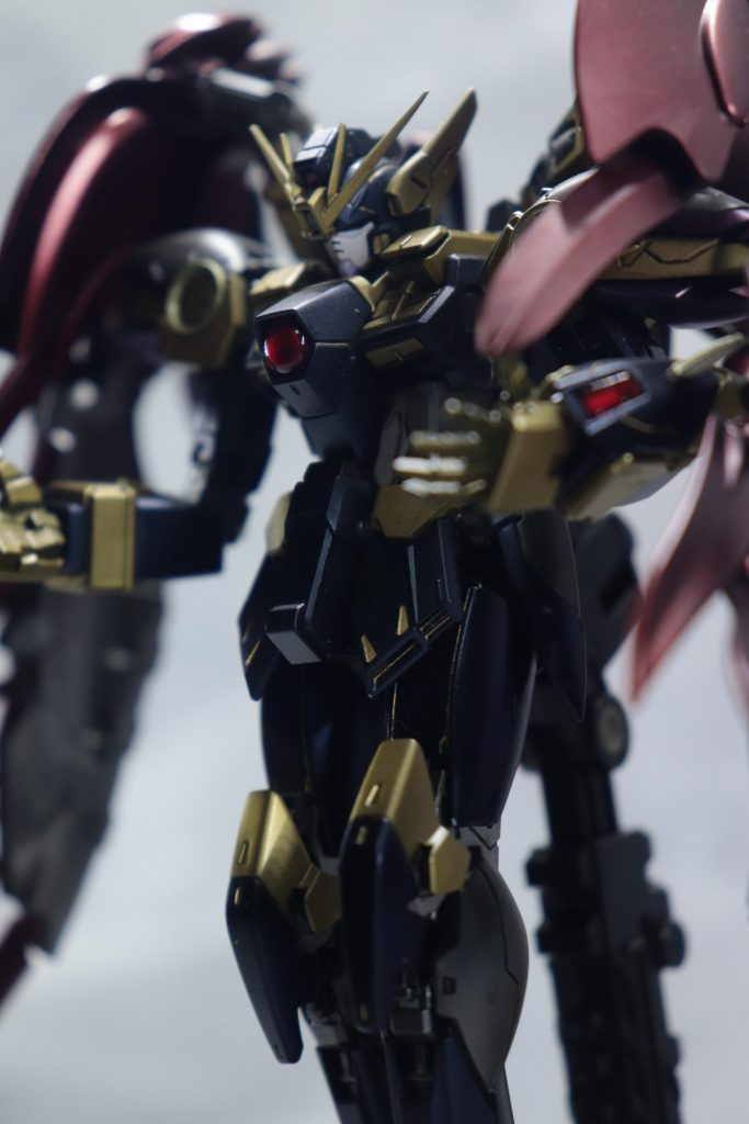 サフは相変わらずエヴォブラック黒はプリズムブルーブラック大部分の金はフィニッシャーズの青金で仕上げています