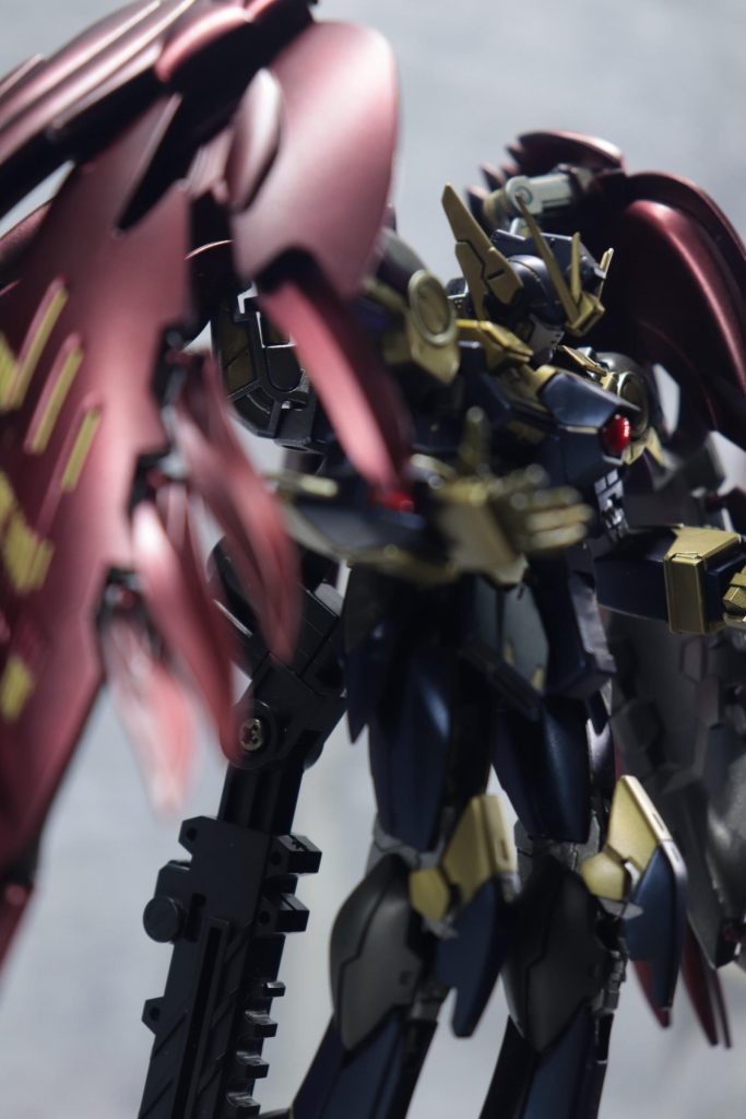 膝や肩はボーンペイントのアンダーブラックⅡフレームはスターブライトアイアンクリアパーツは裏にシルバー→エヴォブラックを吹き、ガイアノーツのクリアレッドを重ねています翼はスターブライトアイアン→各部にガンメタルや青金を吹きグラデーションを作成した後ガイアノーツのクリアレッドもっとグラデーションが入ると思いましたが近くで見ないとあまり分からず…羽先等に紫でグラデーション入れるか迷いましたが、赤一色の方が良いと判断しボツにしました。
