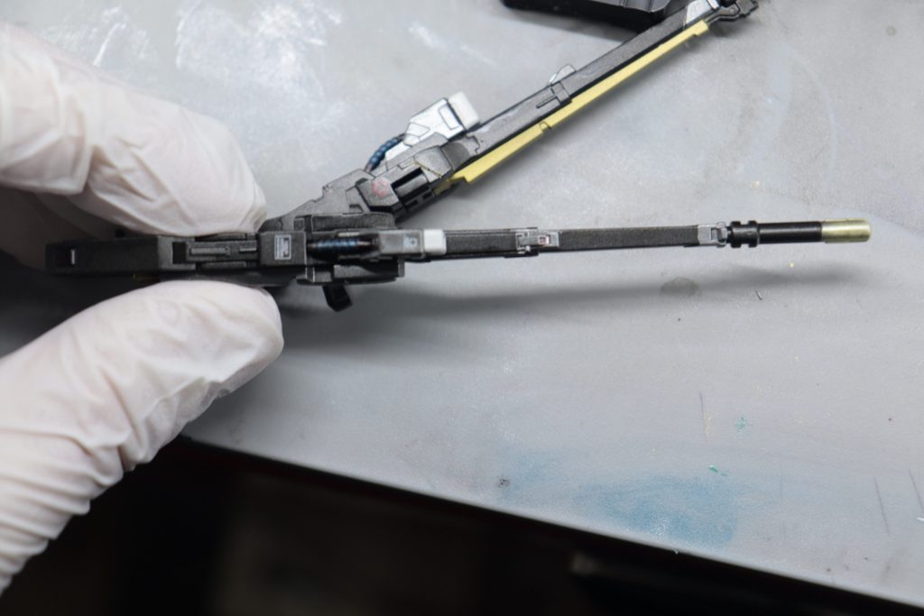 ライフルはベースはガンメタル、ノズルはシャンパンゴールド、バレル下の金は青金、横のパーツはスターブライトアイアン、センサー周りはグレー、各パーツにクリアレッドや各エナメル塗料で情報量を盛ってます。 使用する色が少ないからか、慣れからか過去最短の3日程で作成できました(普段1ヶ月程かかっているので…)羽のおかげでボリュームもあり、かなり気に入っています。現在は僚機としてRGエピオンをランスロットカラーで制作しています。(組み上がってもいないですが…)ヒートロッドの塗装…どうしようかなぁ…