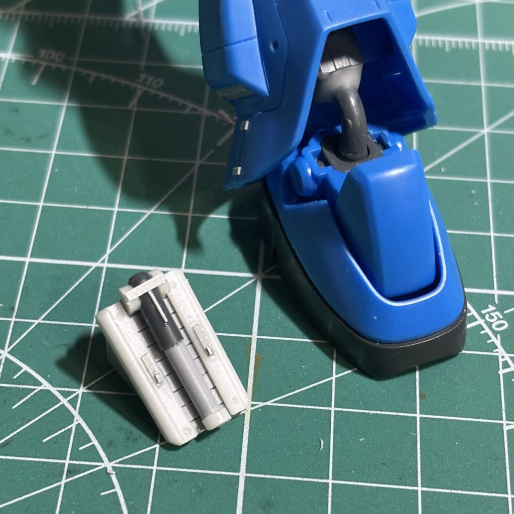 足首を大胆に改修。延長部を隠せるように化粧カバーもスクラッチしました。