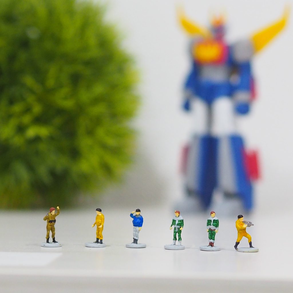 最後にこの人たちはセリアの人形を連邦＆ジオンっぽく塗ったもの。もはやスケール不明ですが、大小揃えておくと写真撮影時に便利かも知れません。（ザンボット友情出演）