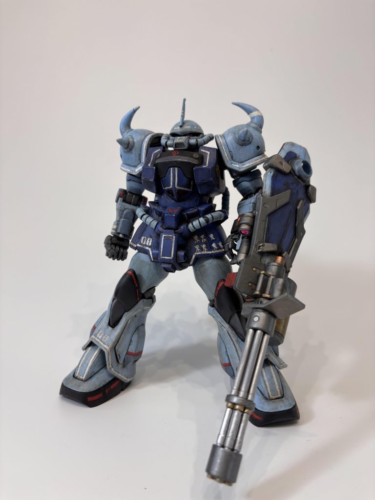 ガトリングシールドを装備。 塗装についてほぼ全てファレホ筆塗りです。基本塗装→ラインひき、マーキング描き込み→光沢クリア→ウォッシング(グランドブラウン)→オイル漏れ描き込み→ドライブラシ→艶消しクリア基本塗装でグラデを意識したのですが、最終的に汚すので全く効果ありませんでした。仕上がりまでをイメージして作業しないと効率が悪く、今回の反省ポイントです。