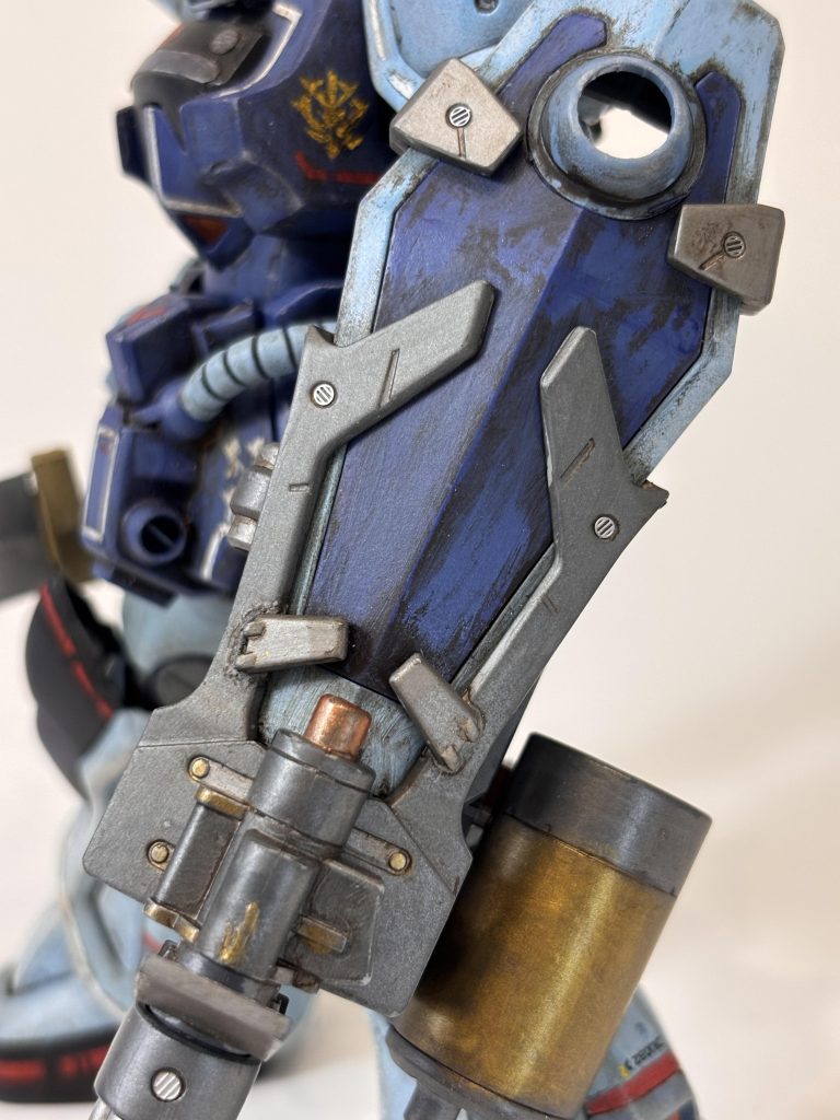 ガトリングシールド。メタリック6色で塗り分け。丸凹部分にエッチングパーツ貼りつけ。バレルをシルバーマーカーで塗装したのですが、ウォッシング用薄め液で溶け出してしまい真下。これも反省です。