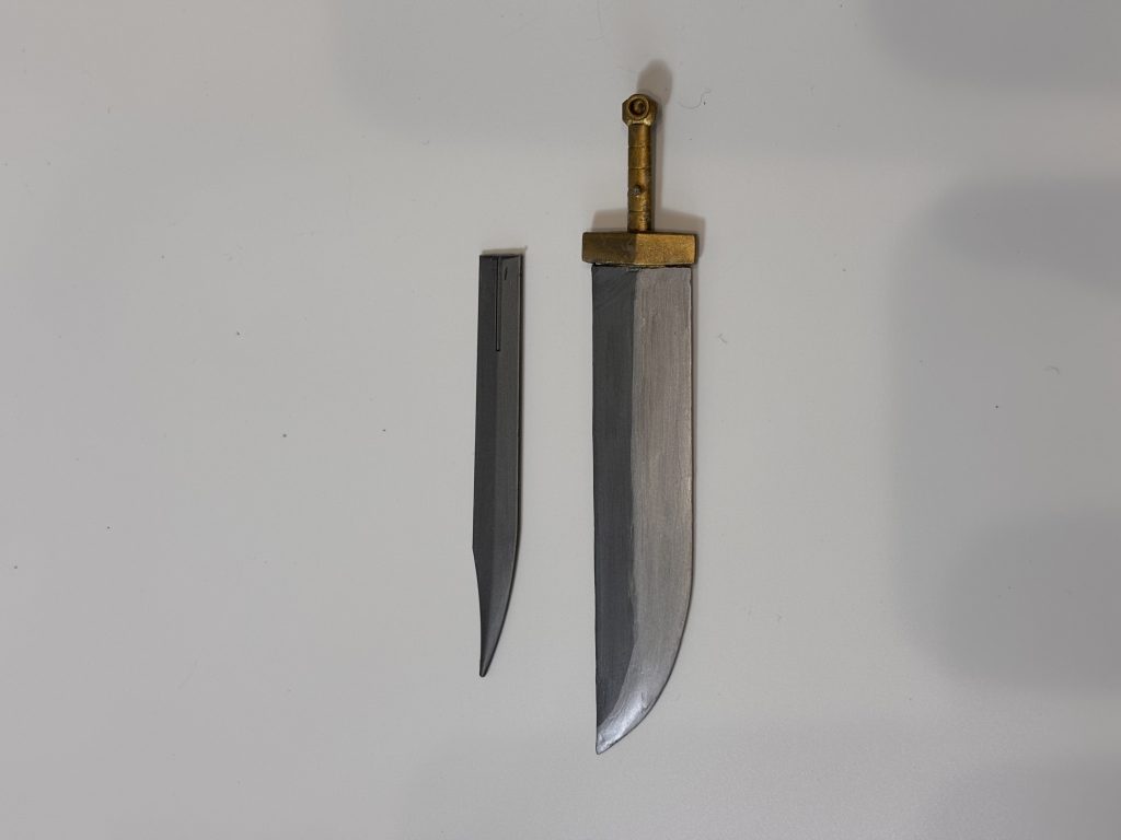 キットとの比較。デザインを大きく変えたくなかったので、本体のボリュームアップ分だけ大きくしました。