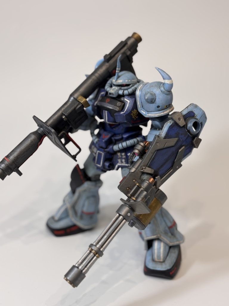 重装仕様。右にラケーテンバス、左にガトリングシールド。ジャブロー降下作戦でジャイアントバズを担いだグフのオマージュ。