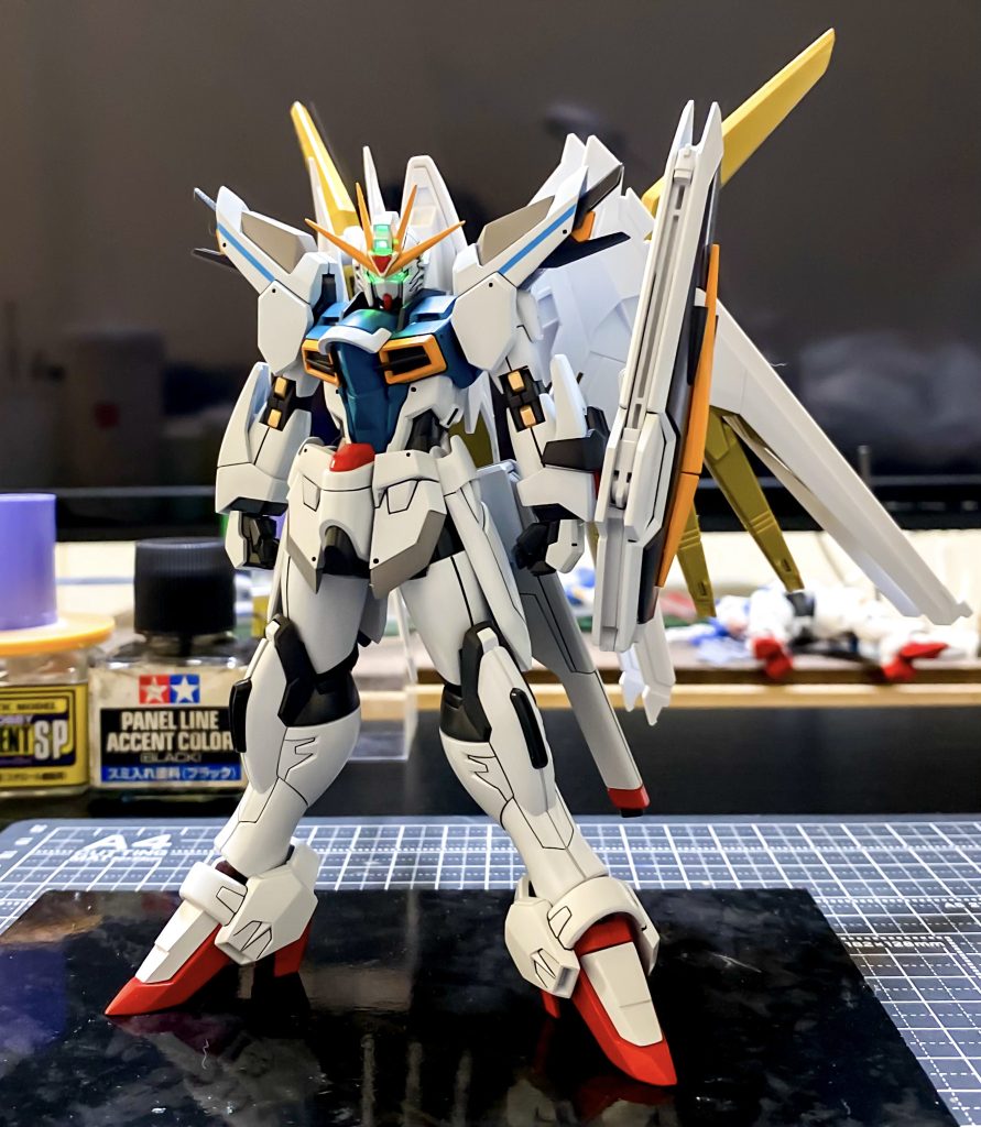 頭部には磁気スイッチLEDモジュールを仕込みツインアイの発光化。素立ちが出来ない羽根モノの宿命は、足裏にネオジム仕込むことで容易に自立可能にしてあります。