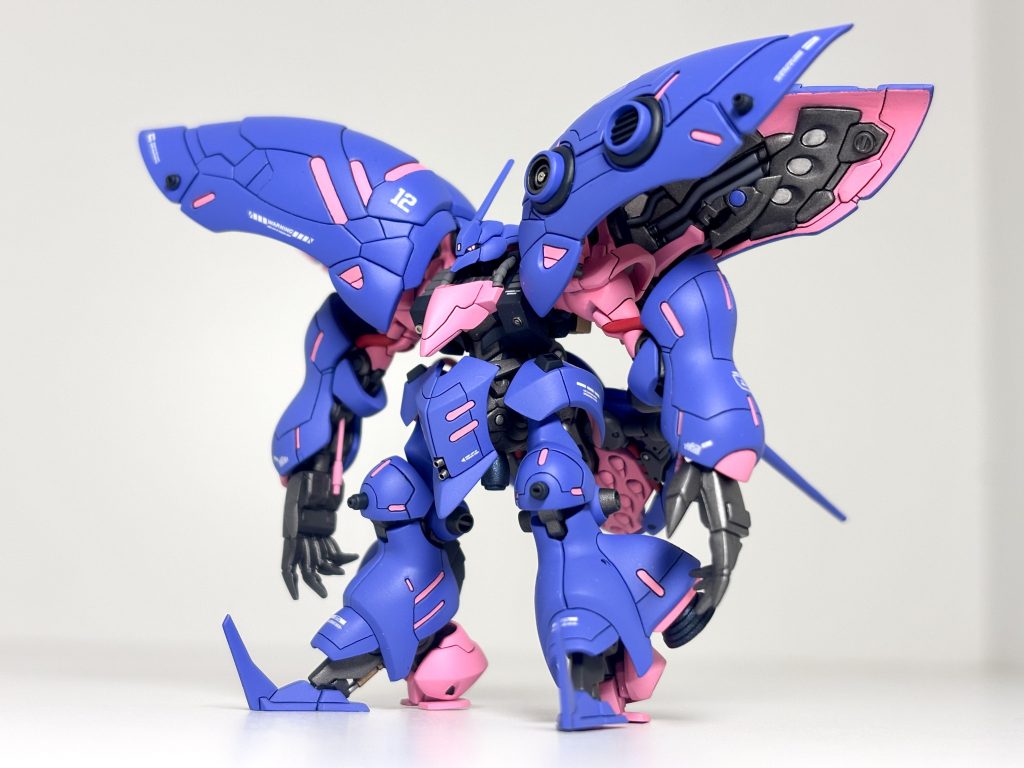 元のキットが全体的にのっぺりしていたので普段はやらないスジボリの追加をしてます。