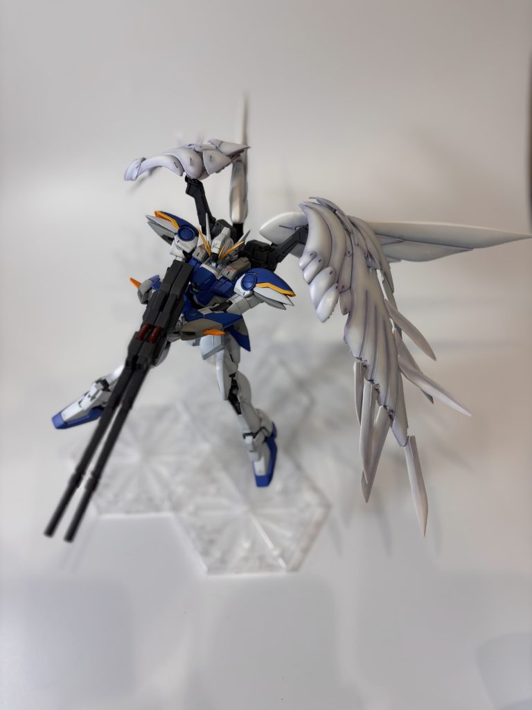 プラが劣化しており、ポージングの際←肩関節がポキっと逝ってしまいました😢左肩関節にマステ巻きつけてぼでぃに突っ込んでいます😱左膝、関節ポキっと逝ってしまいました😨自立不可能です。ただスタンドに乗せるとナチュラルな表現が演出できているような気がします👍ツインライフル、合体させると先っぽが開きます😨仕様ではないですよね⁉️