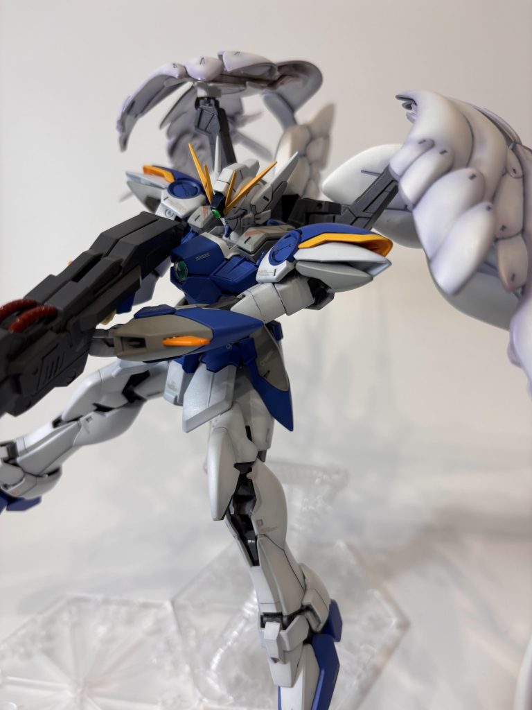 塗装について。大昔のHJ誌の作例を参考に塗装しました。ウイングのソフビパーツもラッカー系、エアブラシでグラデーション塗装を施しました。強く触るとはげます。今ならソフビカラーがあるので試してみたいですね。今の自分より綺麗に塗っているのが不思議。何が原因か考えてみたら、昔は国産のエアブラシ、今はネットで半額以下で買える中華製。すぐ詰まるしダマを吐く。やはり技術が未熟な者は良い道具を使いスキルを補わないとね😆