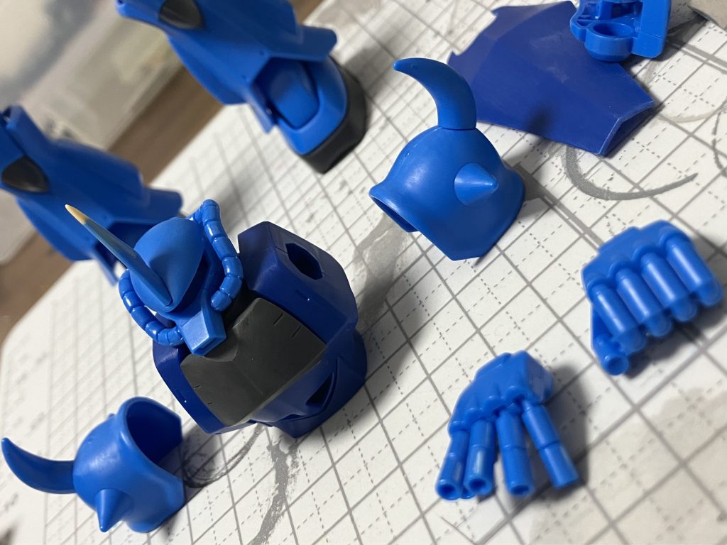 工作はアンテナの延長と、肩の合わせ目消し、レッドチップ、モノアイくらいです。ディテールアップはほとんどしていません。