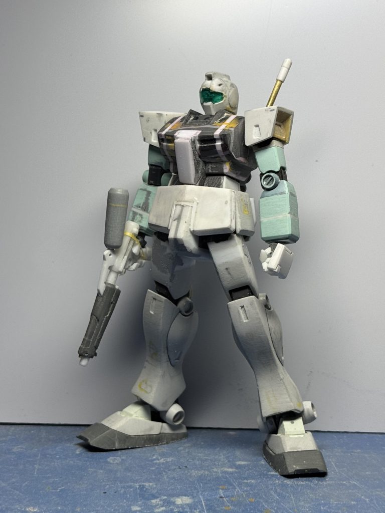 結果、胴体の幅増し、前腕と太ももの延長をして、手のひらをスクラッチ。武装もそれなりに作り替えました。