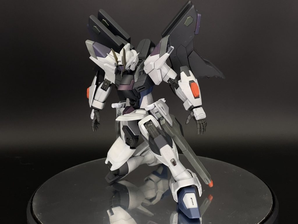 破損した機動兵装ウイングも製作したので、換装直前の二式の再現もできます。