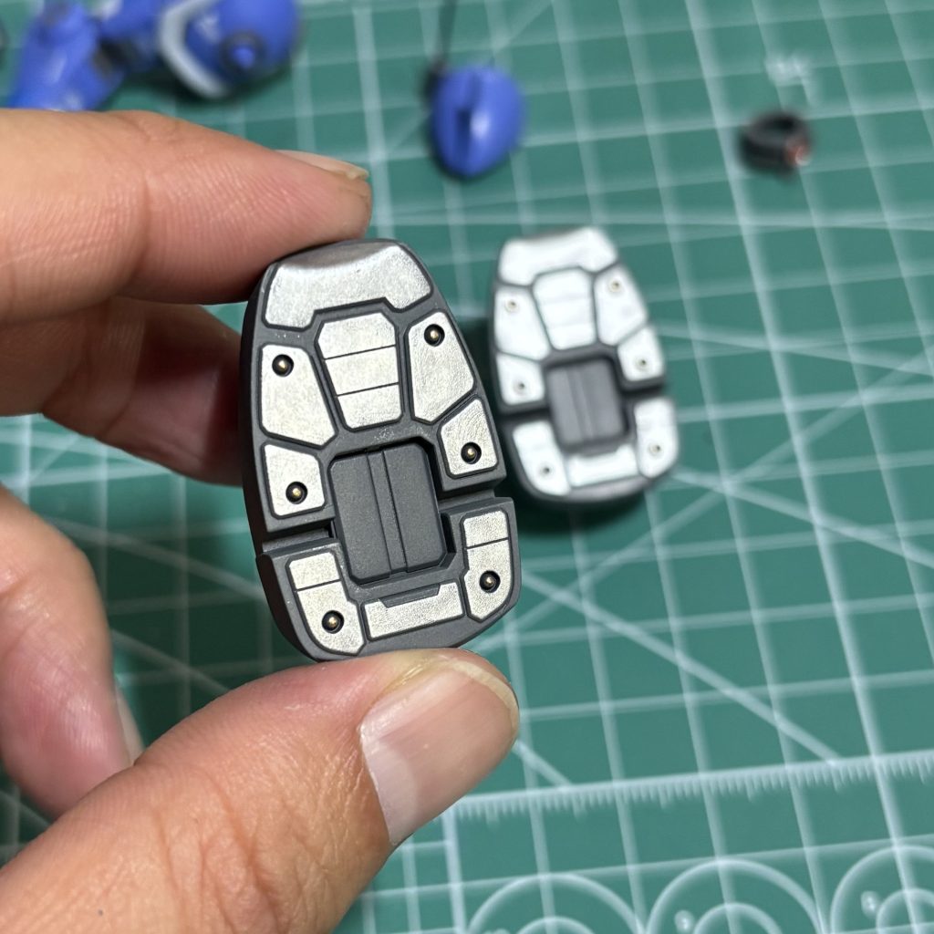 足の裏は設置面なのでドライブラシで荒い塗装で仕上げました。