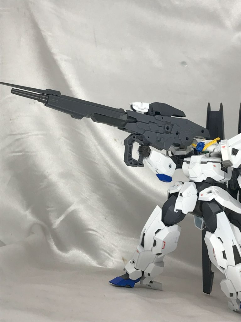 ビームキャノン。根本は30MMのキャノン、先端はZガンダムのハイパーメガランチャーを接続して印象を変えました。背面と接続できないか最後まで思案しましたが、可動とクリアランスの問題から手持ちに