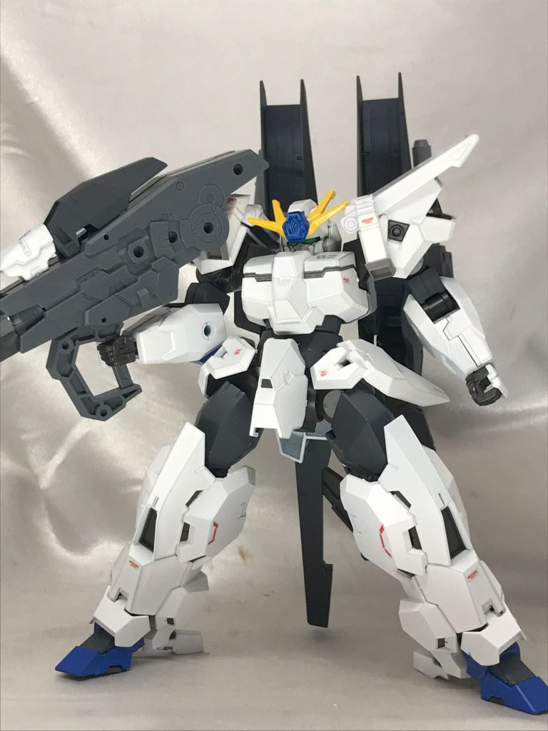 肩の一部と頭部のみジャンクパーツで印象を変えただけでほぼ色塗り変えです。武器はガトリングからビームランチャーに。