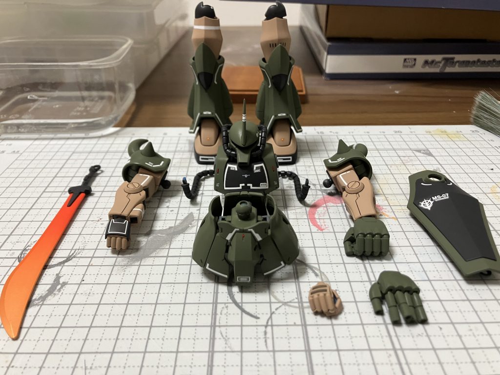 デカールは好みで切ったりしながら貼り付けました。