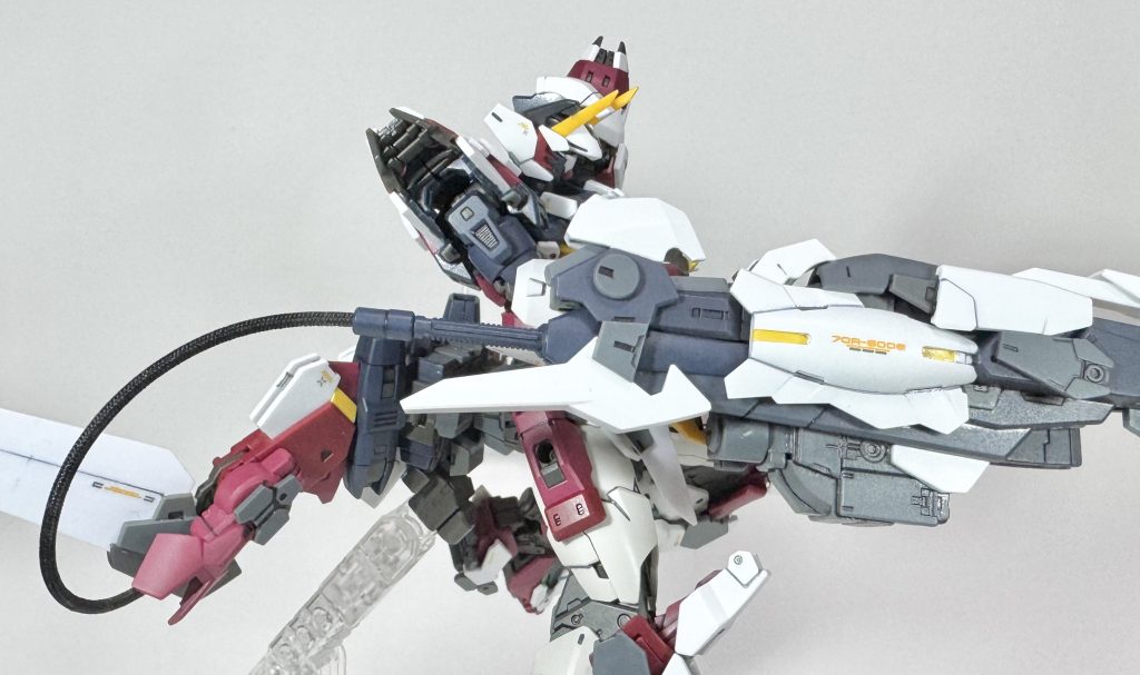 手首にはビームガンを装備ビームサーベルとしても運用可能