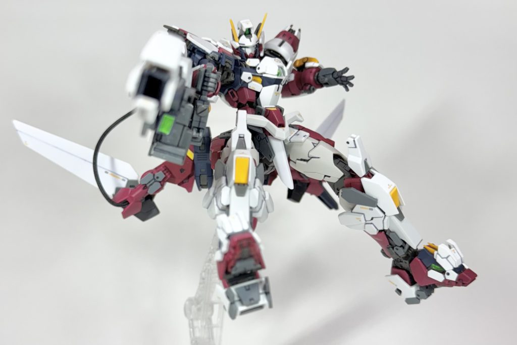 主に中距離での運用を目的とした武装たが、ジェネレーター直結のビームソードを後部に接続することで、バスターライフルに匹敵する射程と威力を発揮することが可能