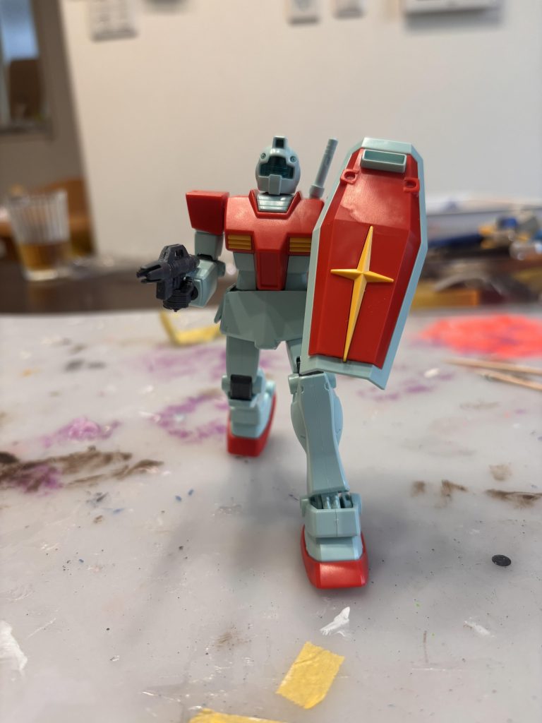 ジャブロー基地内で発見した敵機に向かって駆け寄るGM,