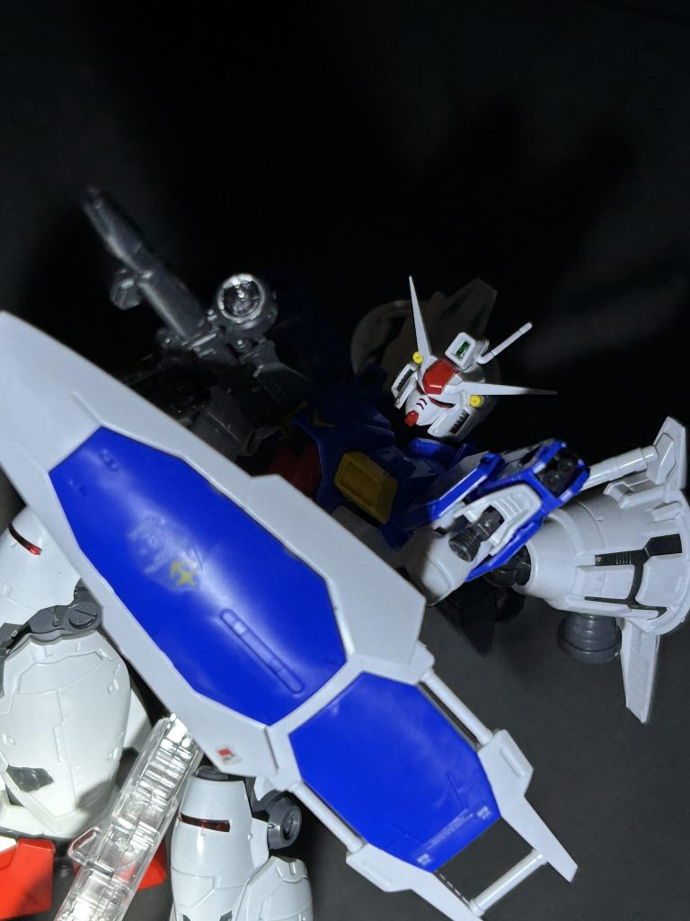 目を光らせてみたいんですが電飾か蛍光塗料で悩んでます蛍光塗料のほうが簡単かな？