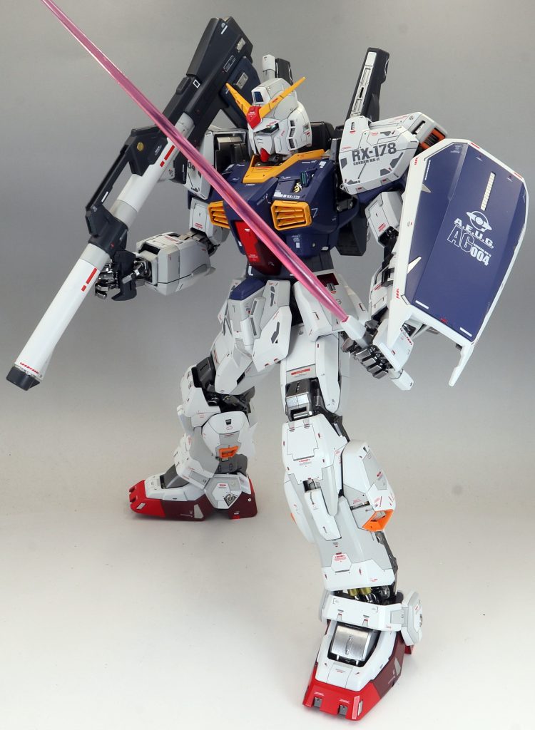 バズーカのグリップの取り付けピンが、欠陥といえるくらい構造的に弱いので、金属線で補強してあります。