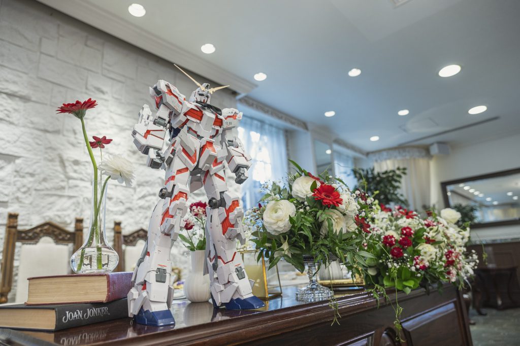 1/48という大きさのため、デザインが間延びすると思い実物大ユニコーンガンダムを参考に部分塗装でライトグレーを塗りました。サイコフレームは透けが気になったので裏面からホワイトを塗っています。会場にいた方で労力を分かってくれる人はいませんでした。