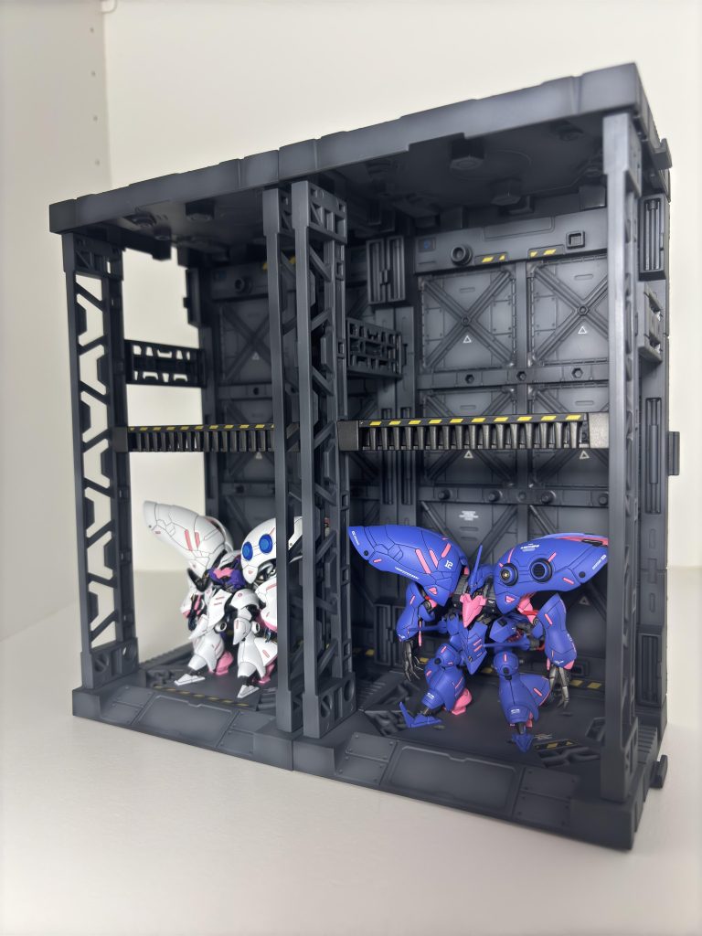 山田ディスプレイにアーティファクトを飾ると吹き抜けの家みたいに開放感があり家が明るくなった気がします。