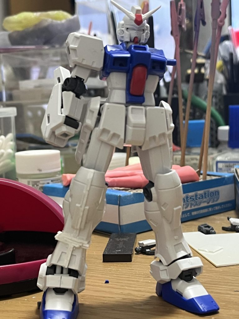 片足だけプラ板を挟んでバランスを見たところ。今作で一番手をかけたところです。