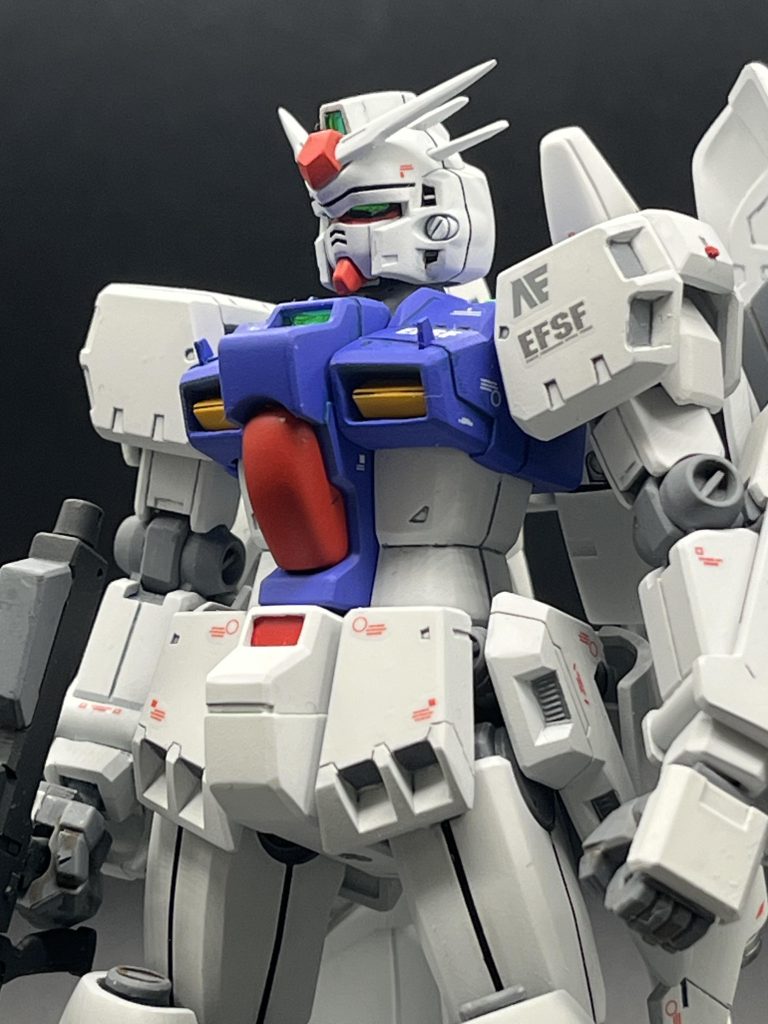 胸部上面にカトキ風平べったいアンテナかなんかわからんやつを増設。