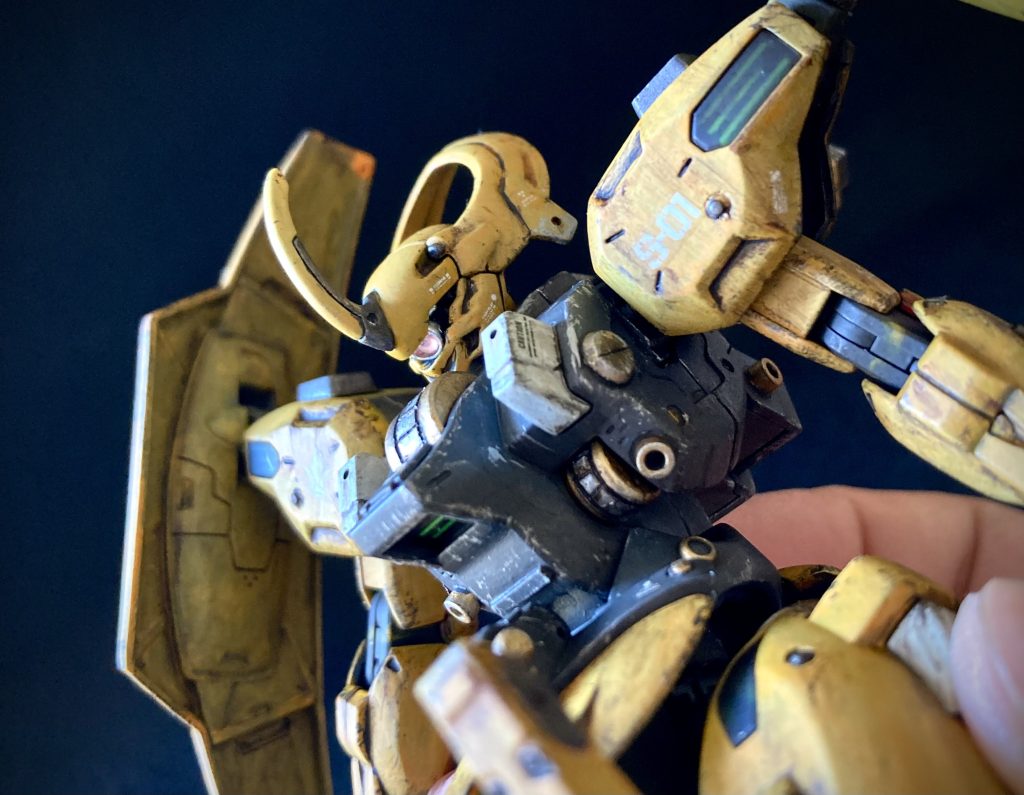 モノアイをHアイズにしましたが、なんか安っぽいので百均のネイルデコに。色々な色に見えるのと凸レンズになるので自分は好きです。