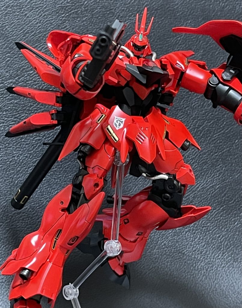 武装についてはほぼサザビーの頃から変化はなく、ファンネルがフィンファンネルに変わったくらいになります。全体的にスマートになったので運動性も向上してます。