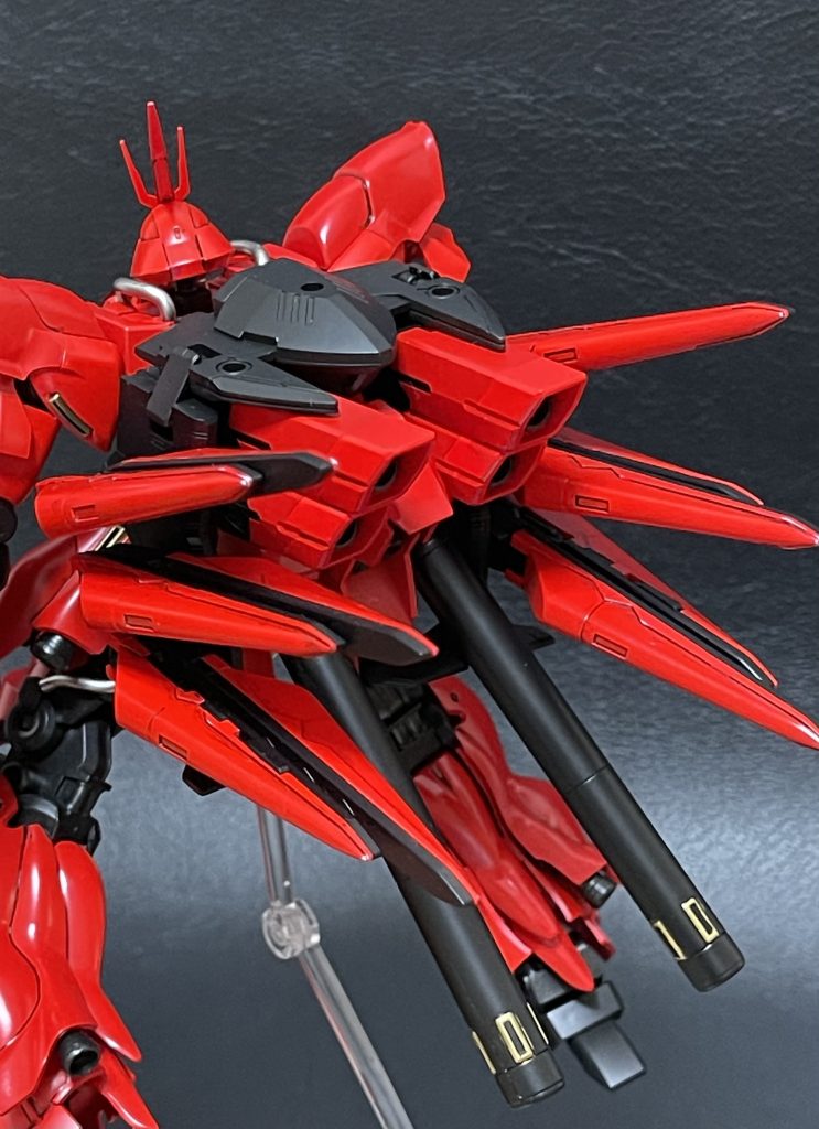 オリジナルのサザビーを作成するので、どうせならフィンファンネル持たせたいなーと思って武装させてます。ただ、νガンダムのフィンファンネルは連邦の機体のようにカクカクしてるので、全体的に丸みを帯びてるジオン系の機体には合わないかなと思い、フィンファンネルはフェイクνガンダムのものを選定してます。
