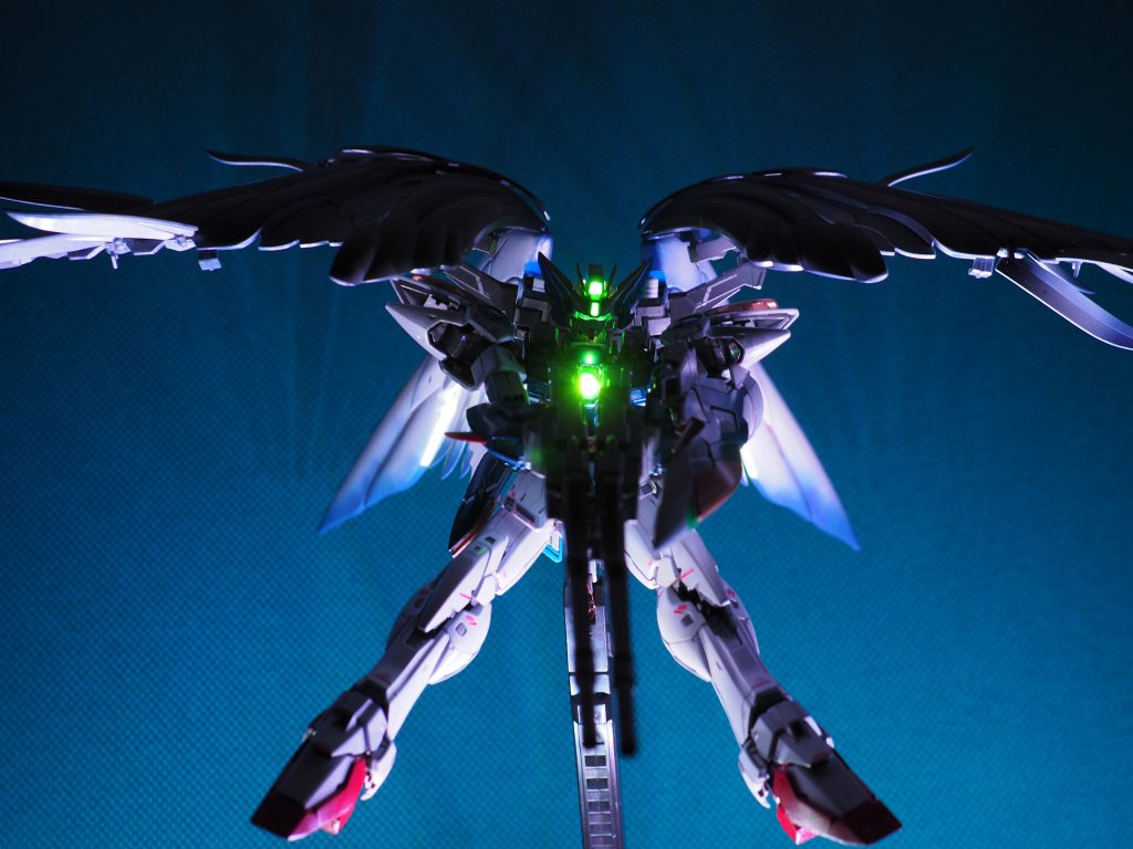 ツインバスターライフル射撃では副翼のLED見えるように調整してます。