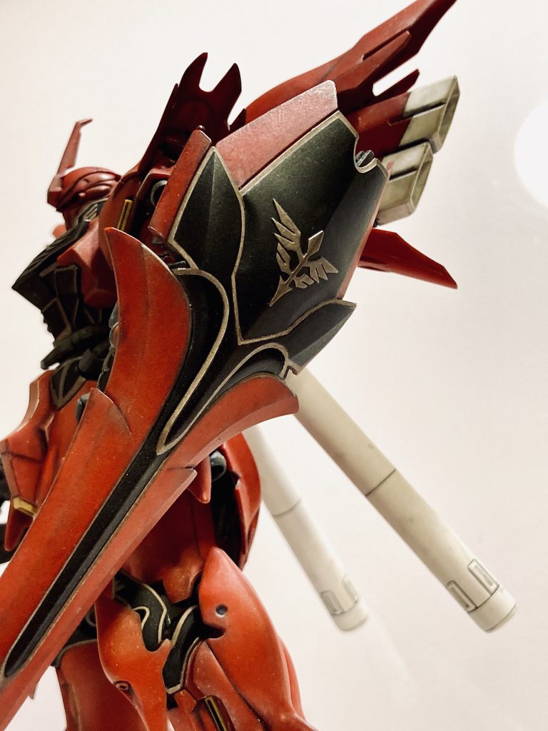 1番の難所はエングレービング！シールは違和感しかなく、リアルタッチマーカーのグレー3と、ミスターホビーマーカーの焼鉄色で塗り分けました！流石に今回は無塗装成型色仕上げとはいきませんでしたね😅