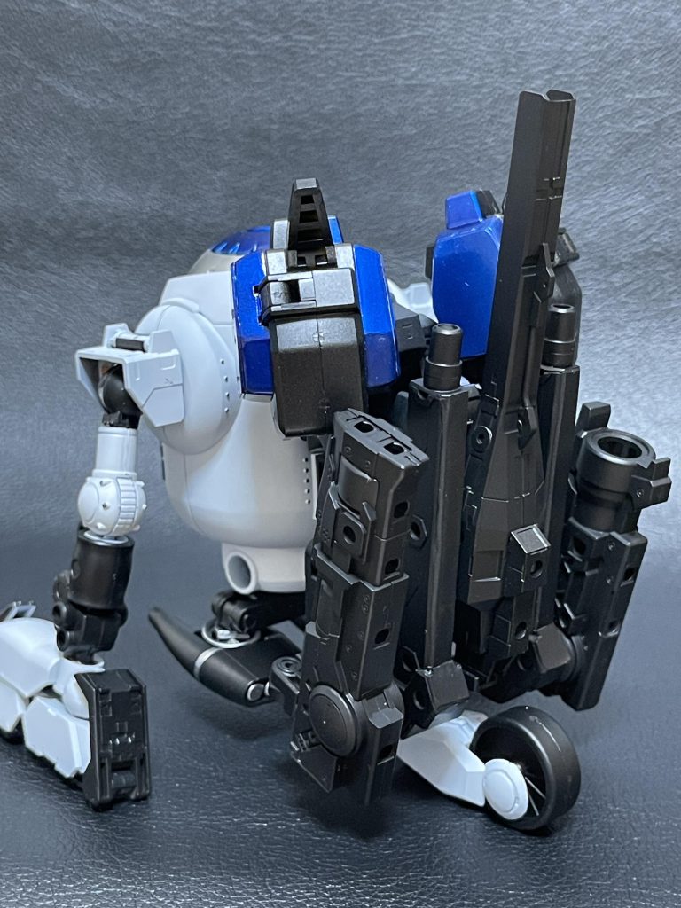 背面は武装を詰め込めるだけ詰め込んでます。通常時は背面のバックパック付近に折りたたみ収納しており、必要に応じて展開するようにしてます。背面に詰め込みすぎた事により重くて自立しないので、背面側にも車輪を追加してます。