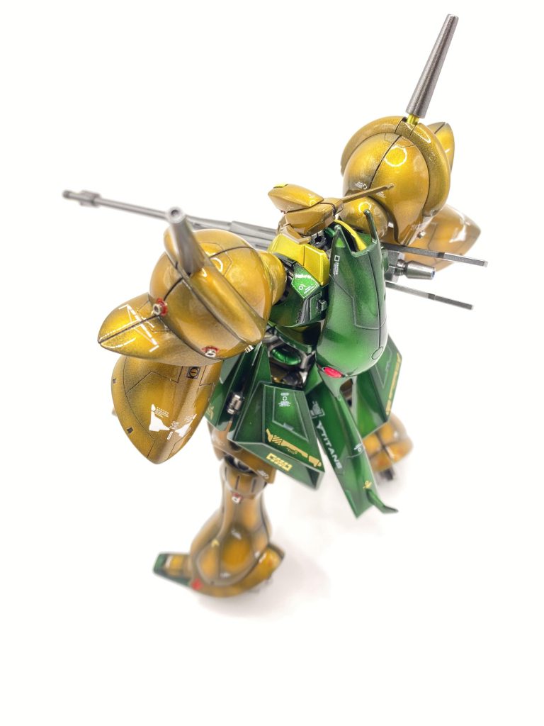 多分、組立した時に既にパーツ割れが発生していたかと思います。そうなればもうロックタイトの瞬着で固めるしか無いもう変形は出来ません!