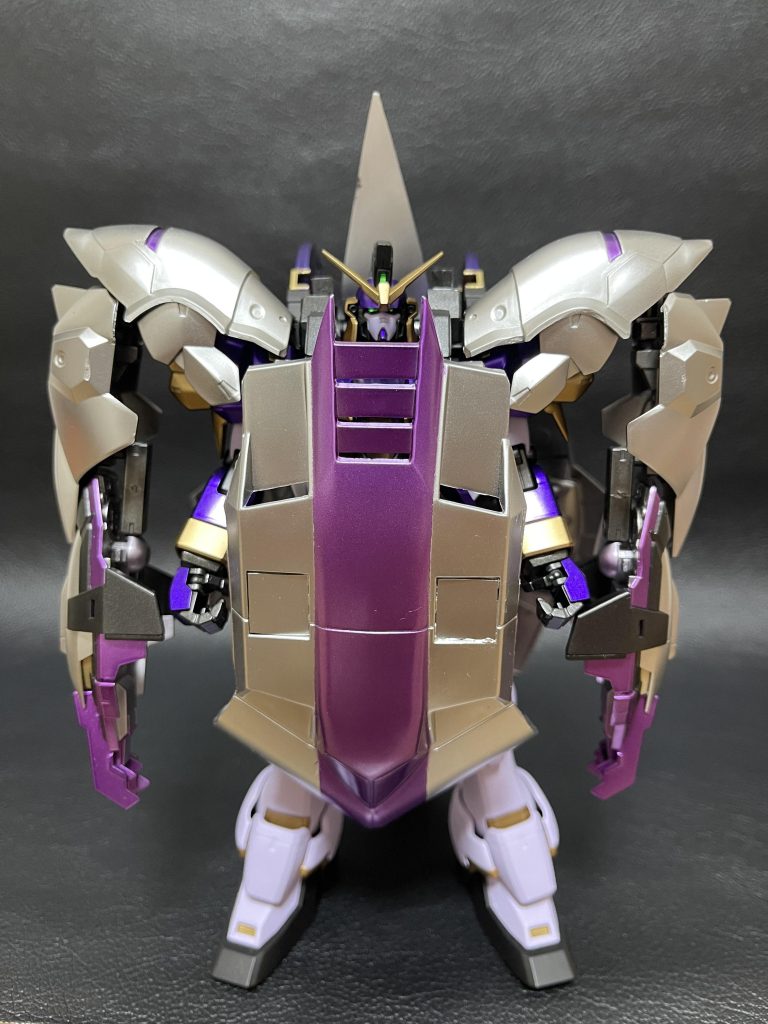 自作のアーマーディロを装備させました。肩のところだけ1/100HGサンドロックに付属してたものを使用して、あとはいろんな部品を雑にくっ付けて組んでみました。カラーリングですが、これは通常時のタイ○ンをモチーフにしてます。カラーは黒サフ後にシルバーはスーパークロームシルバー2で、紫はメタルパープル後にクリアパープルで塗装してます。紫が若干明るめになってます。