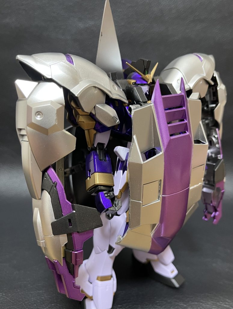 せっかく作るのですから、EW版のアーマディロよりも被弾率を下げれるように守れる範囲を増やそうとして盾になりそうなものをくっつけました。