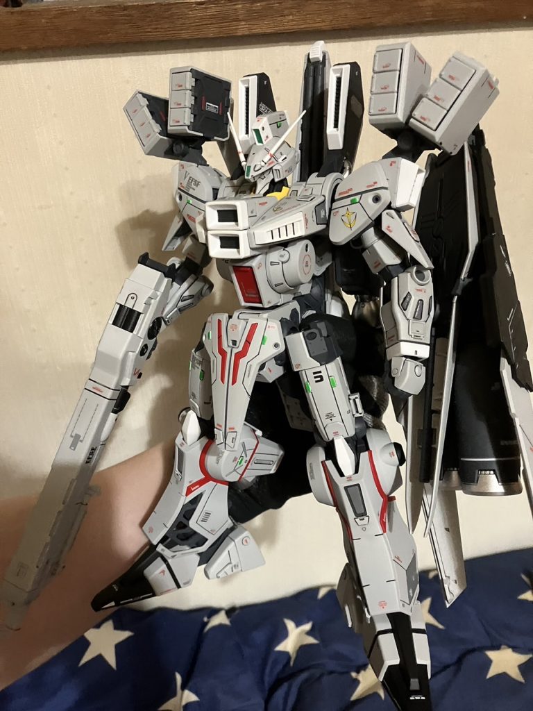 武装はνガンダムのHWSをそのまま使用しています。腕に装備したり手に持たせるように工夫するのが何気に面倒でした…