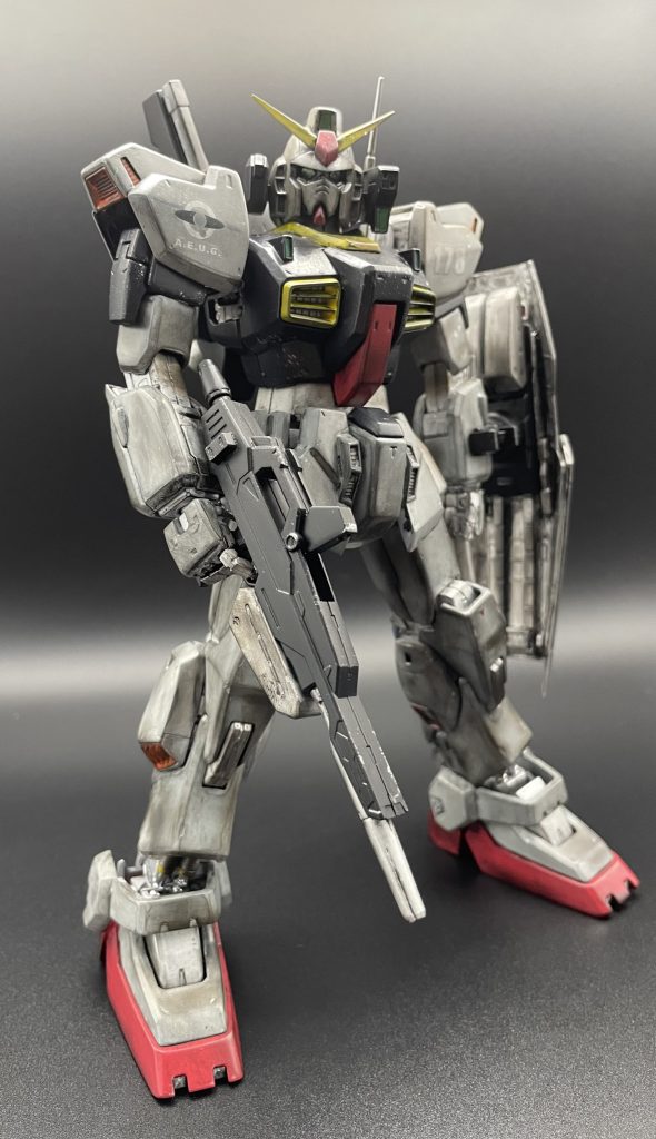 こちらMGのMk-II。設定画見てたら思ったよりグレーぽくないか？と感じたので明灰白色1を塗っています。MGの全塗装は初めてでした。