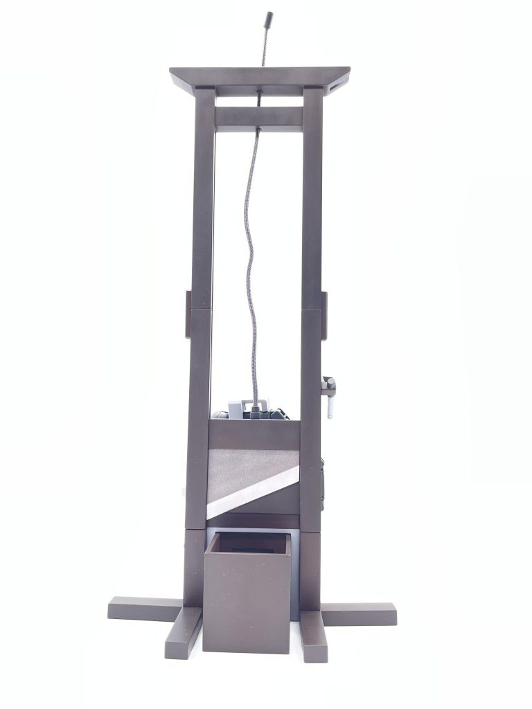 レバーを傾ける事で刃を落とすことが出来ます。