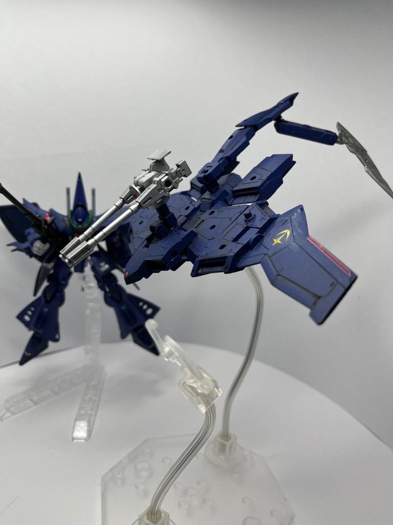 試作SFS スティングレー②シロッコがエゥーゴのGディフェンサー及びスーパーガンダムなどの戦闘データから考案。SFS兼支援機として作り上げたゲターのカスタム機。名称の由来は『(棘を持った)エイ』試作機はヤザン隊での運用を想定しており、ハンブラビの意匠に寄せている。