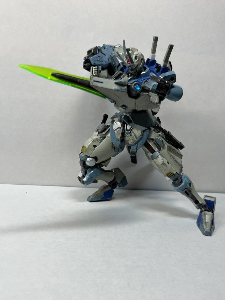 脛あたりのビットはセンサー以外に左右それぞれビームソード/ビームライフルとして装備可能です!