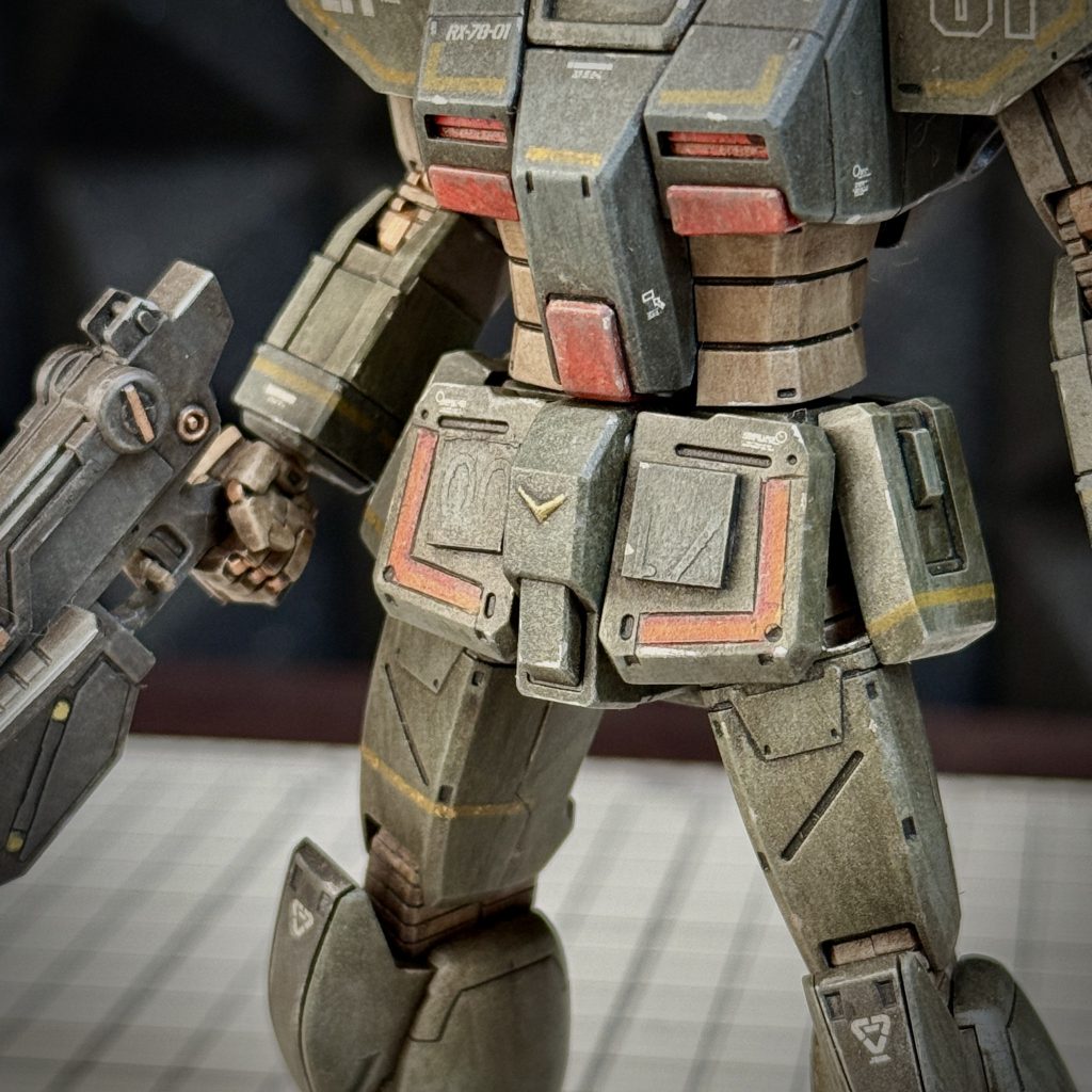 何だか全体的にのっぺりしてるなと思ったので腰部、腹部を塗り分けしたり、プラ板追加ランナータグを切ってプラ板にしたけど、ヤスリが適当だったのでうっすら文字の跡が残ってます（細かいことは気にしない笑