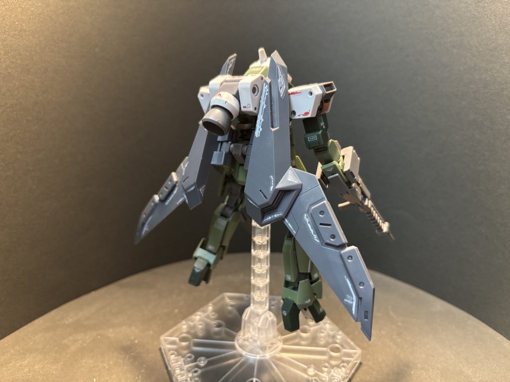 以前作成した「Oガンダム・バウンサー」の本体部分が身請けされたので、余剰パーツとなった支援機を分解して「AFパッケージ」として命名、グレイズ改に組み込んでいます。背面下部のハードポイントを有効活用したかったので、このような形で取り付けました。