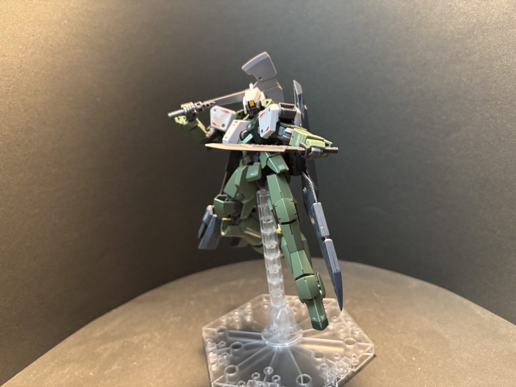 近接武装はバトルアックスとショートソード。鉄血系MSなので当然ビーム兵器は搭載していません。