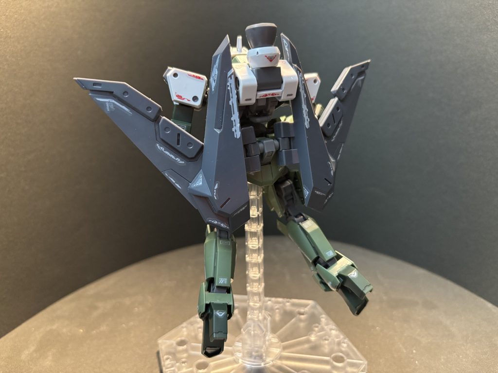 変形シークエンス③:可変翼を下側から上側にスライドさせます。