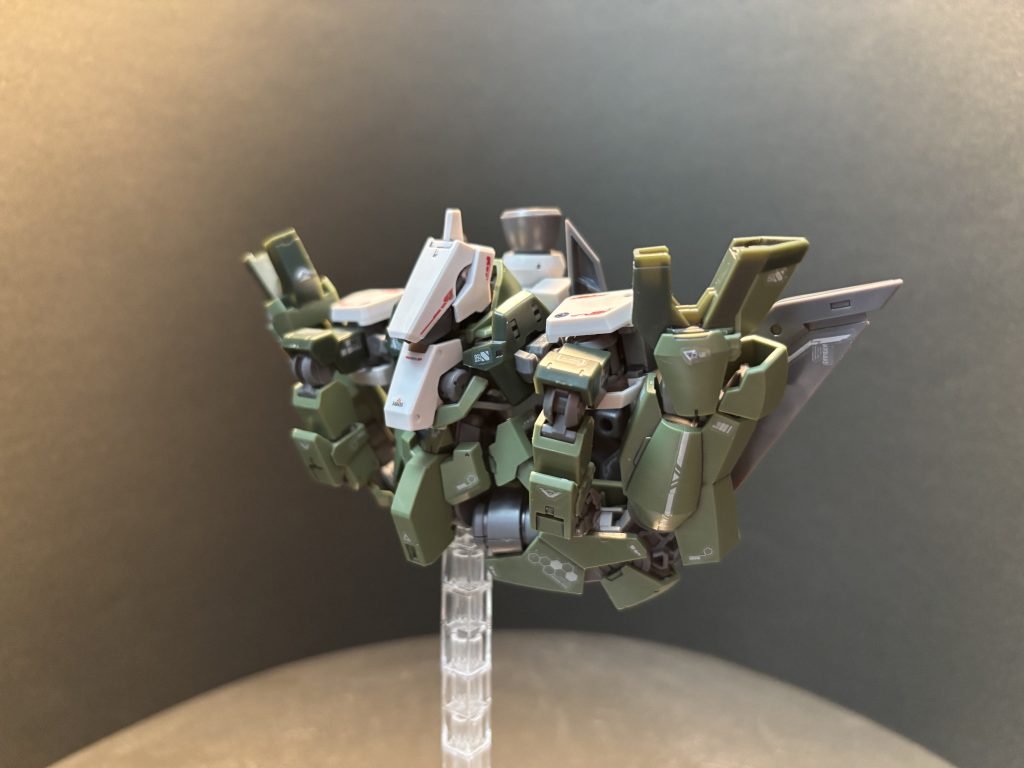 変形シークエンス④:四肢を折り畳み、脚部を可変翼の裏側に配置。腕部を脚部の隙間に収納します。