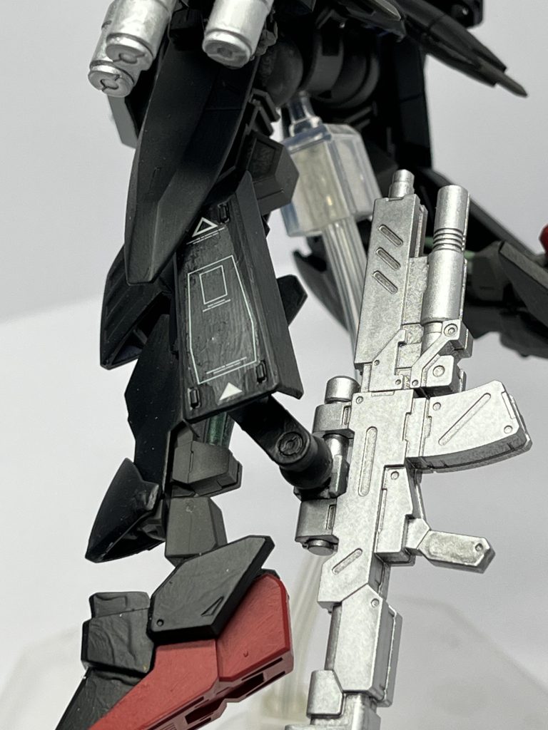 足裏に予備のマシンガン足先を変えても少し倒れやすいので完全に支えほんとはブースターとか付けたかった…