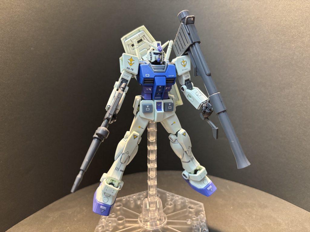 機体カラーのベースはG-3ガンダム。購入時に折れていたアンテナの交換、関節部分の補修と交換、一部パーツの塗装、デカールの貼り付け等を行っています。